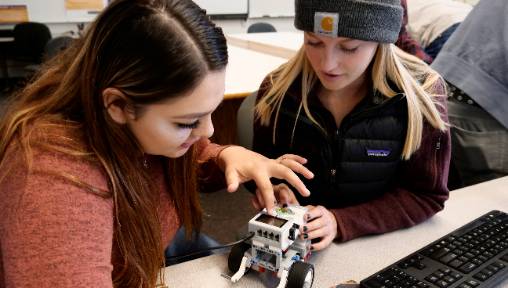 STEM students build robots